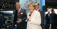 66e salon de l’automobile de Francfort : Angela Merkel visite le stand de Toyota